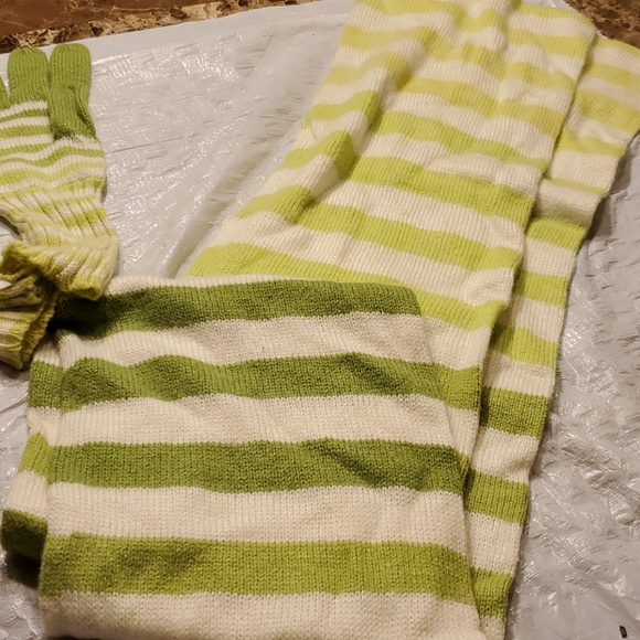 Gloves and Scarf set - Picture 3 of 3